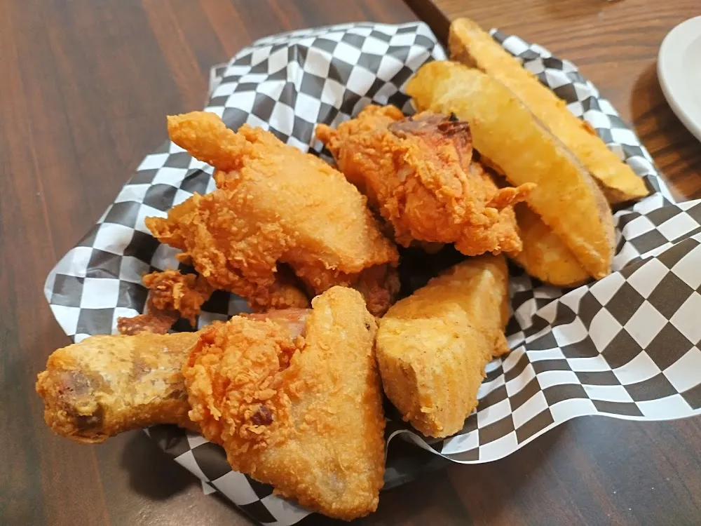 4 Piece Mixed Broasted Chicken & Potato Wedges